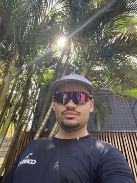 Cliente usando óculos 24