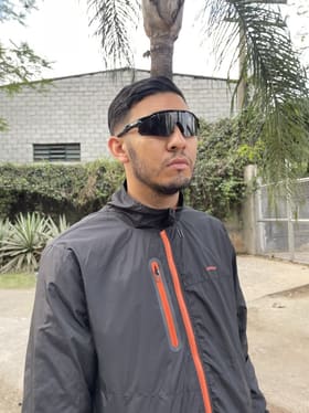 Cliente usando óculos 26